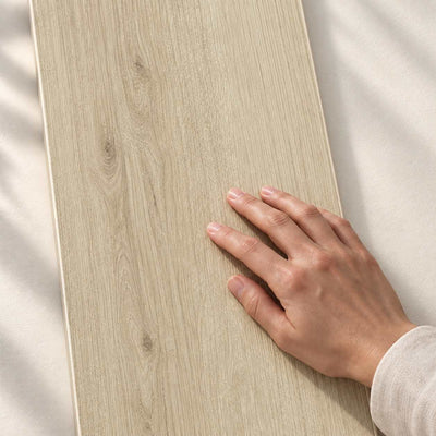 Nodo Crema Structure Matt 120x20cm – hand touching the tile surface – product render