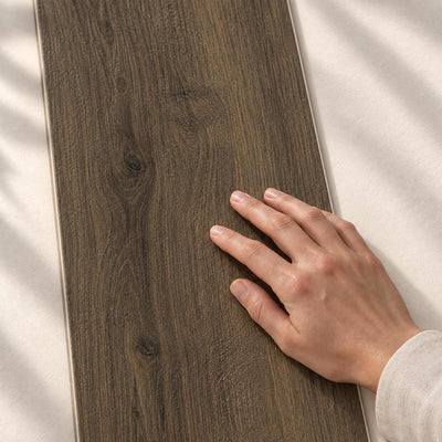 Nodo Ebony Structure Matt 120x20cm – hand touching the tile surface – product render