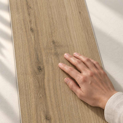 Nodo Naturale Structure Matt 120x20cm – hand touching the tile surface – product render